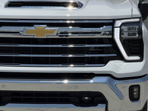Used 2024 Chevrolet Silverado 2500 LTZ w/ LTZ Convenience Package AWD/4WD image 8