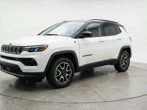 Used 2025 Jeep Compass Trailhawk AWD/4WD image 3