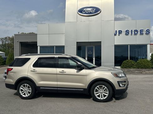 Used 2017 Ford Explorer XLT w/ Equipment Group 202A image 3