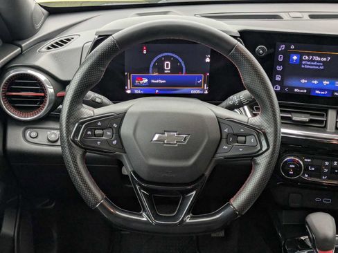 Used 2025 Chevrolet Trax RS FWD image 23