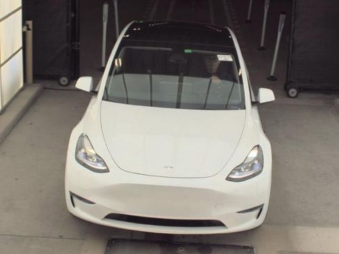 Used 2024 Tesla Model Y Performance image 2