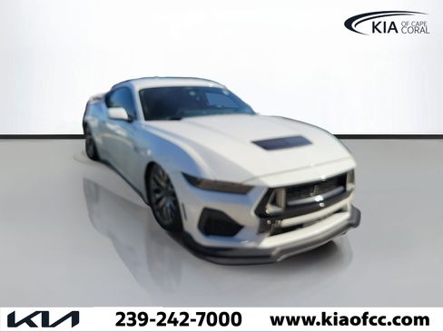 Used 2025 Ford Mustang GT Premium RWD image 4