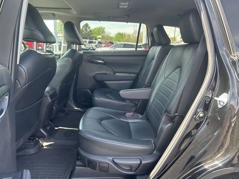 Used 2022 Toyota Highlander XLE image 10