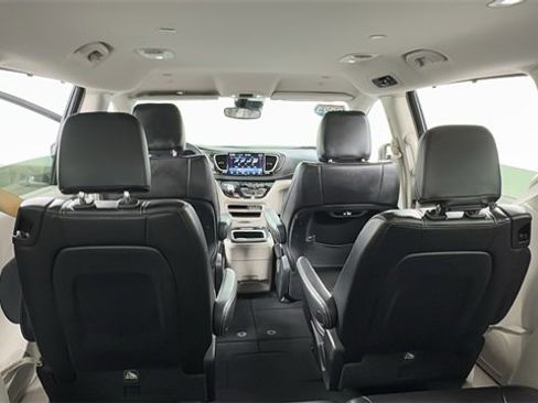 Used 2023 Chrysler Pacifica Touring-L image 20
