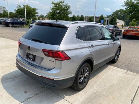 Used 2023 Volkswagen Tiguan SE w/ Panoramic Sunroof Package AWD/4WD image 3