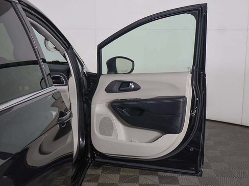 Used 2023 Chrysler Pacifica Touring-L FWD image 21