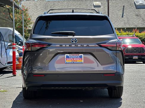 Used 2022 Toyota Sienna XLE w/ XLE Plus Package FWD image 5