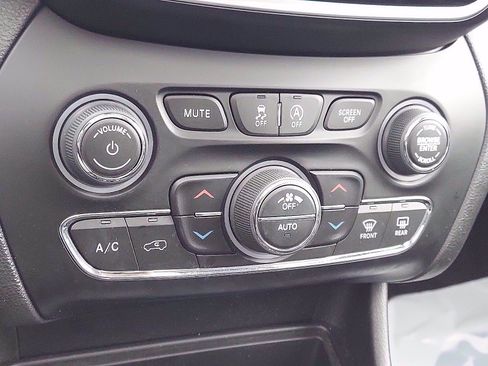 Certified 2019 Jeep Cherokee Limited image 17