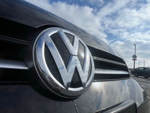 Used 2017 Volkswagen Golf R 4-Door AWD/4WD image 9