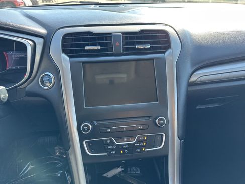 Used 2017 Ford Fusion SE w/ Fusion SE Technology Package image 27