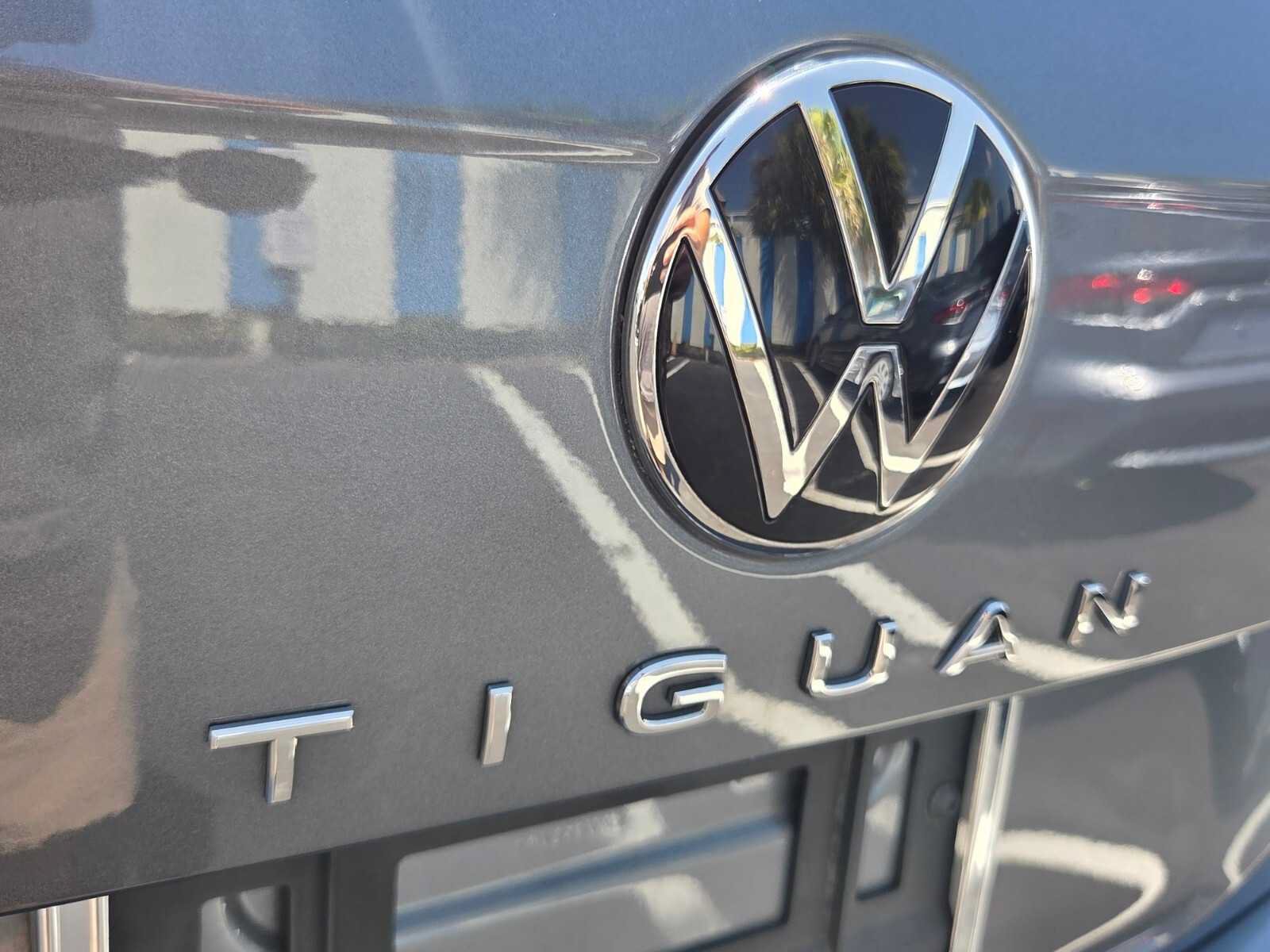 Used 2022 Volkswagen Tiguan SEL R-Line AWD/4WD image 17
