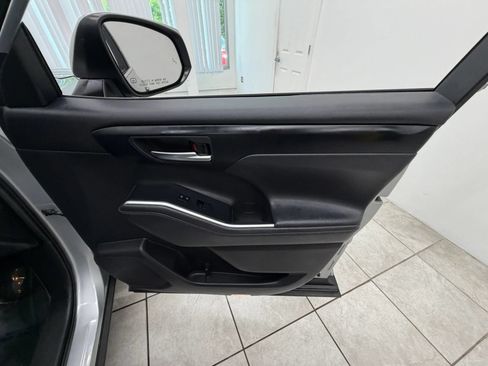 Used 2020 Toyota Highlander XLE AWD/4WD image 21