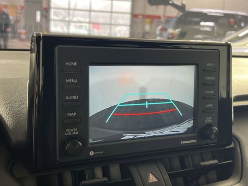 Used 2021 Toyota RAV4 LE image 17