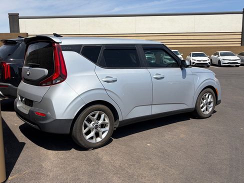 Used 2020 Kia Soul S image 3