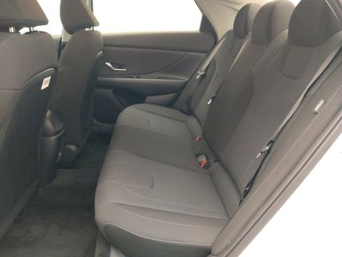 Used 2025 Hyundai Elantra SE FWD image 18