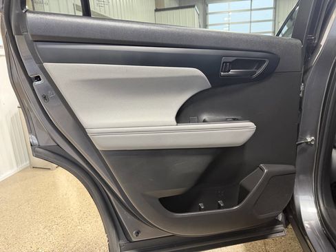 Used 2022 Toyota Highlander LE FWD image 27
