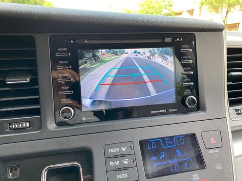 Used 2020 Toyota Sienna LE w/ LE Preferred Package image 70