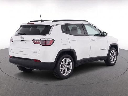 Used 2024 Jeep Compass Latitude AWD/4WD image 7
