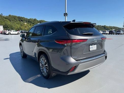 Used 2023 Toyota Highlander Platinum AWD/4WD image 5