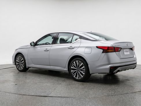 Used 2025 Nissan Altima 2.5 SV FWD image 6