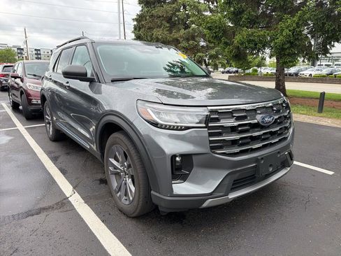 Used 2025 Ford Explorer Active AWD/4WD image 4