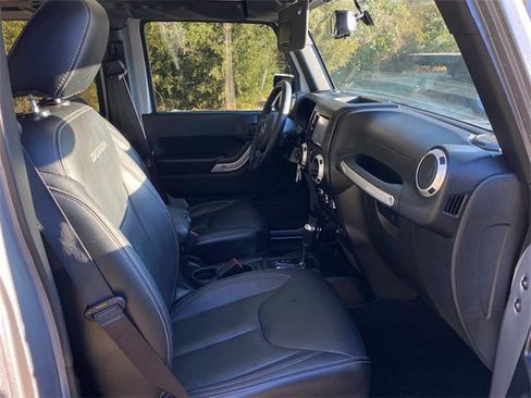 Used 2017 Jeep Wrangler Unlimited Sahara image 36