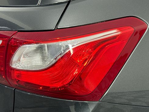 Used 2019 Chevrolet Equinox LT FWD image 32