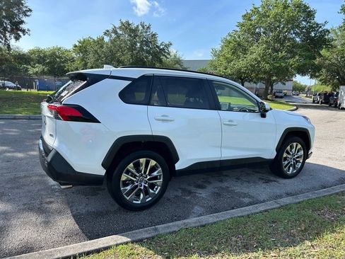Used 2019 Toyota RAV4 XLE Premium image 5