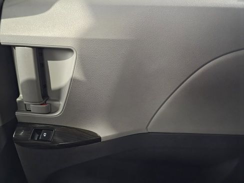 Used 2017 Toyota Sienna XLE w/ XLE Navigation Package image 12