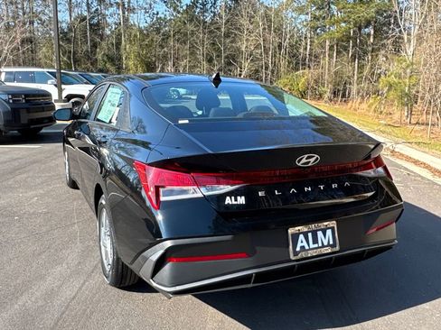 New 2026 Hyundai Elantra SE image 3