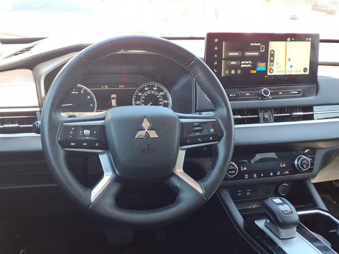 Used 2025 Mitsubishi Outlander SE FWD image 17