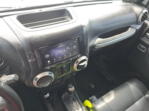 Used 2012 Jeep Wrangler Unlimited Rubicon w/ Dual Top Group AWD/4WD image 27