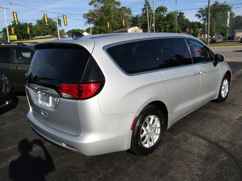Used 2022 Chrysler Voyager LX FWD image 3