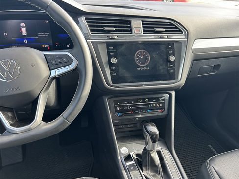 Used 2023 Volkswagen Tiguan SE image 18
