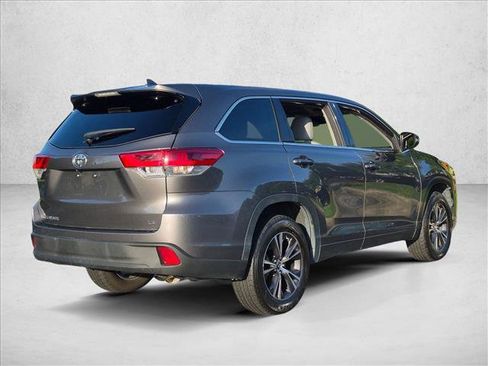Used 2018 Toyota Highlander Plus FWD image 5