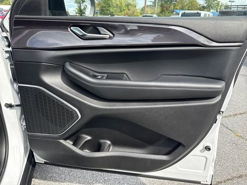 Used 2022 Jeep Grand Cherokee Laredo w/ Luxury Tech Group I image 19