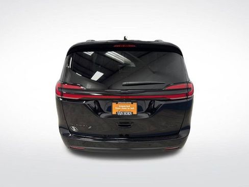 Used 2025 Chrysler Pacifica Limited image 14
