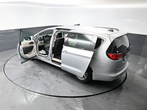 Used 2024 Chrysler Voyager LX image 58