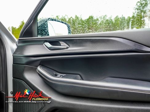 Used 2023 Jeep Grand Cherokee L Laredo image 11