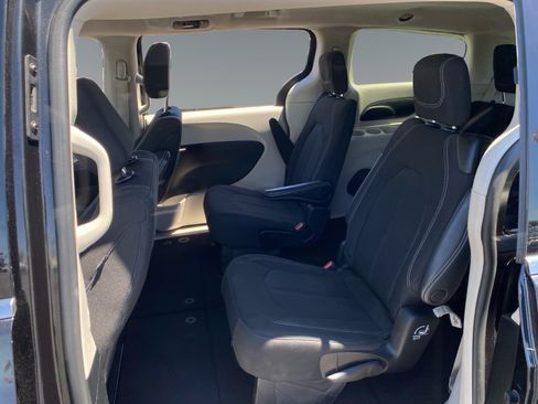 Used 2022 Chrysler Voyager LX FWD image 13