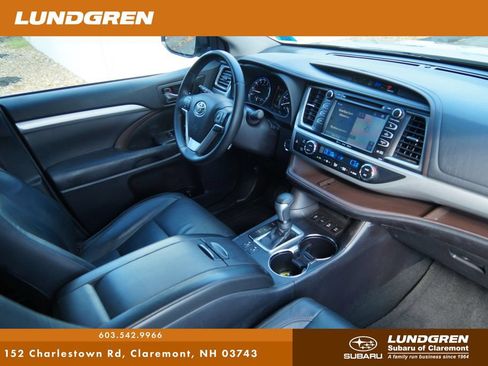 Used 2018 Toyota Highlander XLE w/ Carpet Mat Package (TMS) AWD/4WD image 12