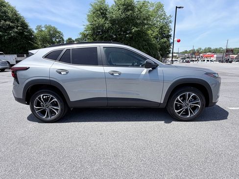 Used 2025 Chevrolet Trax RS w/ Sunroof Package FWD image 4