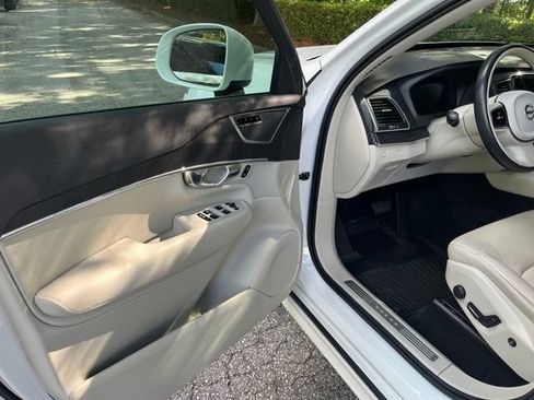 Used 2020 Volvo XC90 T5 Momentum w/ Protection Package Premier FWD image 4