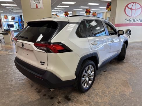 Used 2021 Toyota RAV4 XLE Premium image 12