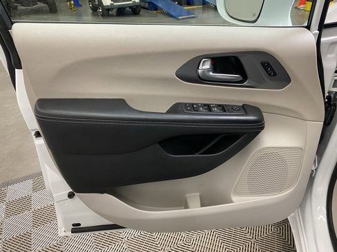 Used 2022 Chrysler Pacifica Touring-L image 23