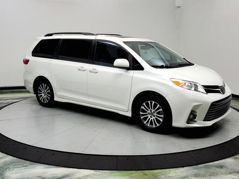 Used 2018 Toyota Sienna XLE image 3