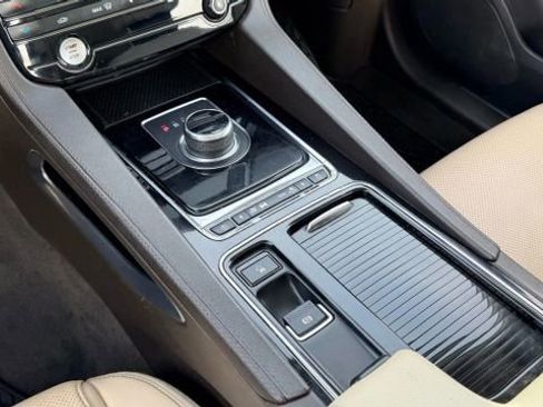 Used 2019 Jaguar F-PACE Prestige image 35