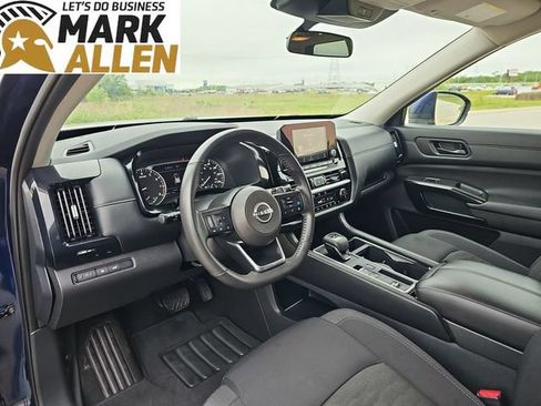 Used 2025 Nissan Pathfinder SV FWD image 10