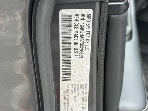 Used 2025 Jeep Grand Cherokee Laredo X w/ Luxury Tech Group I AWD/4WD image 30