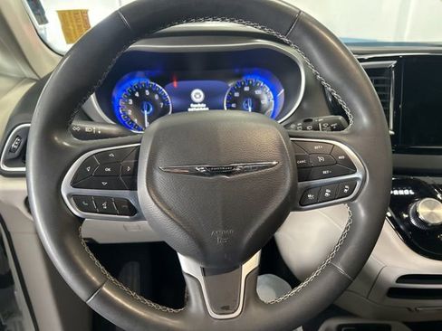 Used 2023 Chrysler Pacifica Touring-L FWD image 9